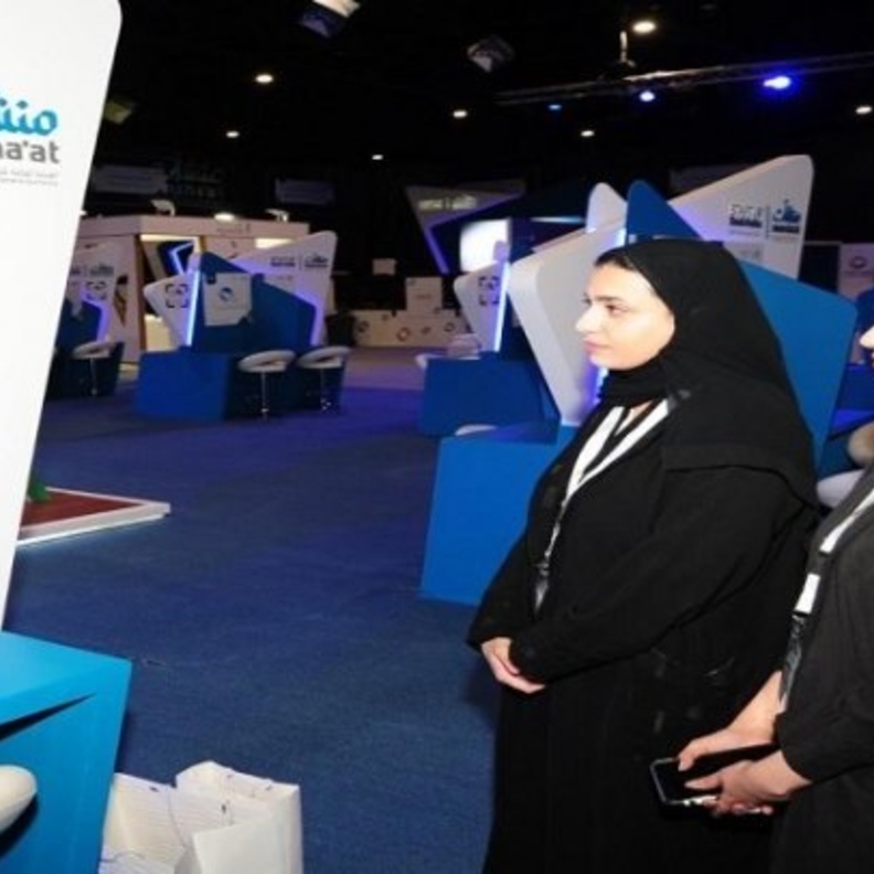  ٣ طالبات ينشأن تطبيق طريقي للتعلم