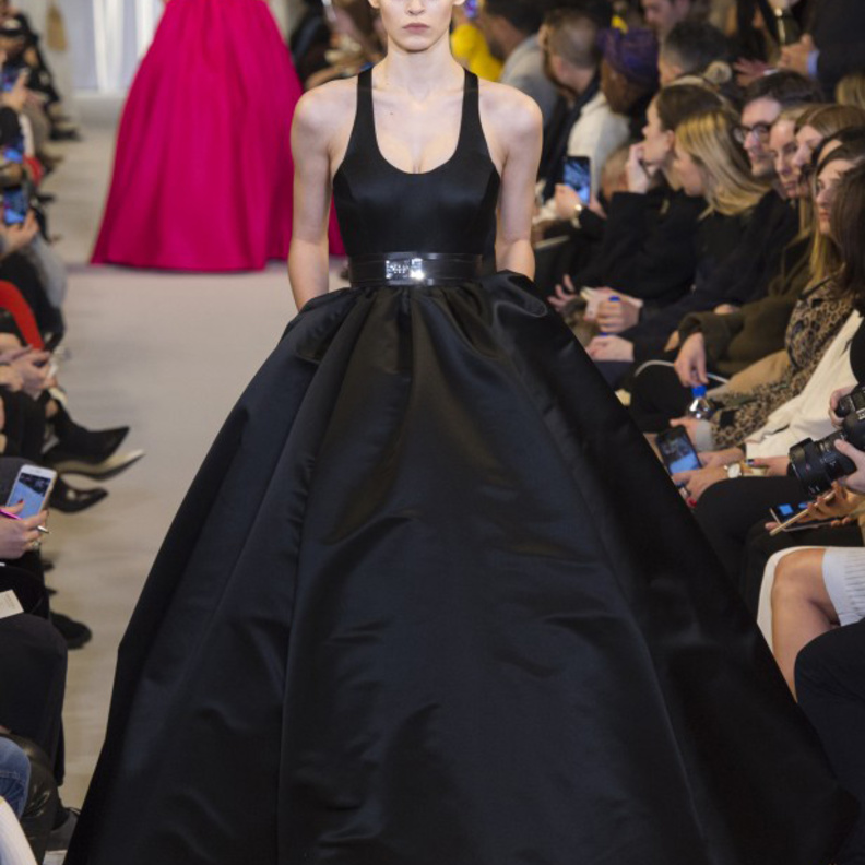 اطلالة انيقة من تصميم كارولينا هيريرا