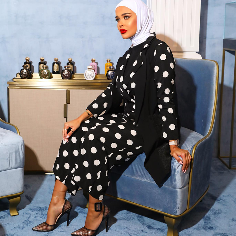 أزياء خريفية للمحجبات بنقشات موضة البولكا دوت من وحي مدونة الموضة مرمر