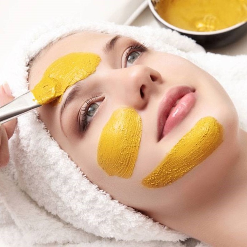 ماسك الكركم وماء الورد لنعومة وتحفيز الكولاجين للبشرة الجافة في الشتاء