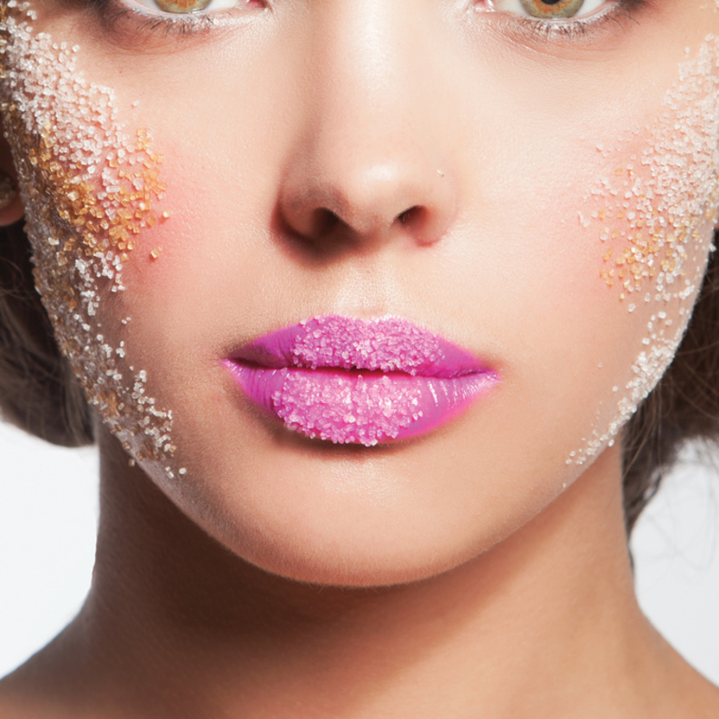 كيفية استخدام السكر في تقشير وتوحيد لون البشرة