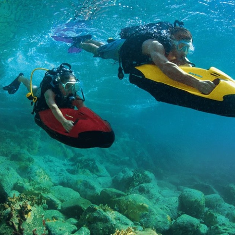 استخدم السكوتر للغوص تحت الماء في شرم ستيوارت