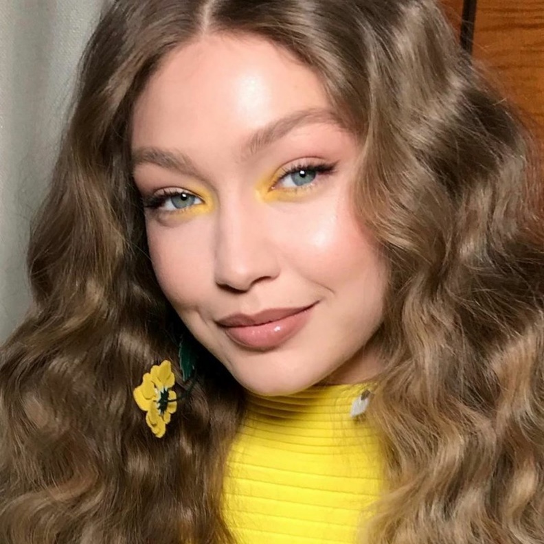 اختاري بأسلوب Gigi Hadid مكياج عيون بظلال باللون الاصفر الساحر