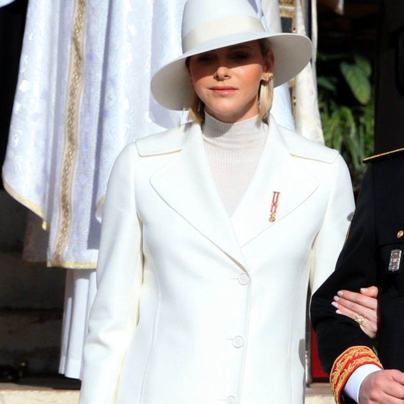 أضافت الى اللوك أكسسوارات زادت من لمسة الأناقة والرقي