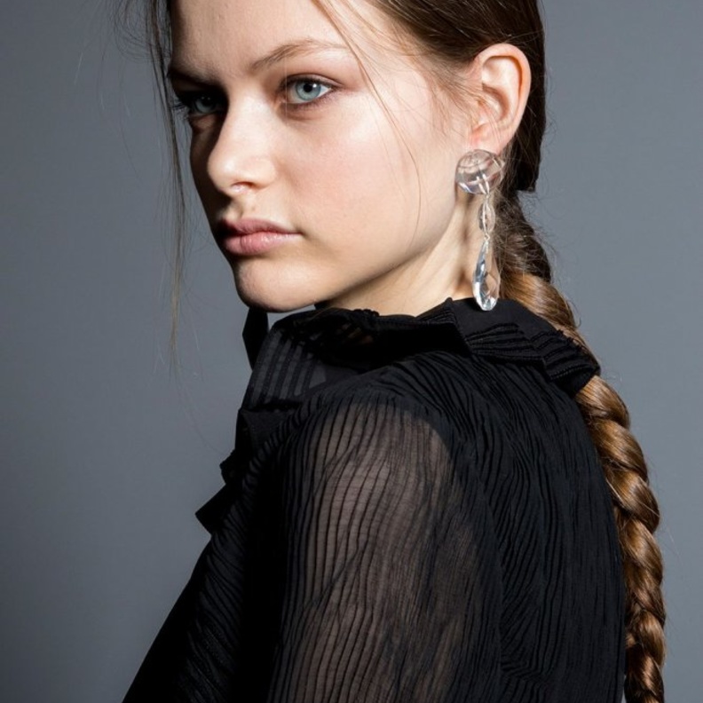 تسريحة ذيل الحصان المرفوعة والطويلة من Ulla Johnson