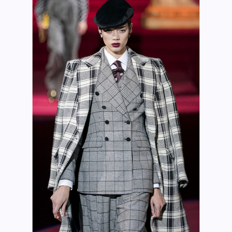 البلايزر بنقشة التارتان اساسية لهذا الشتاء