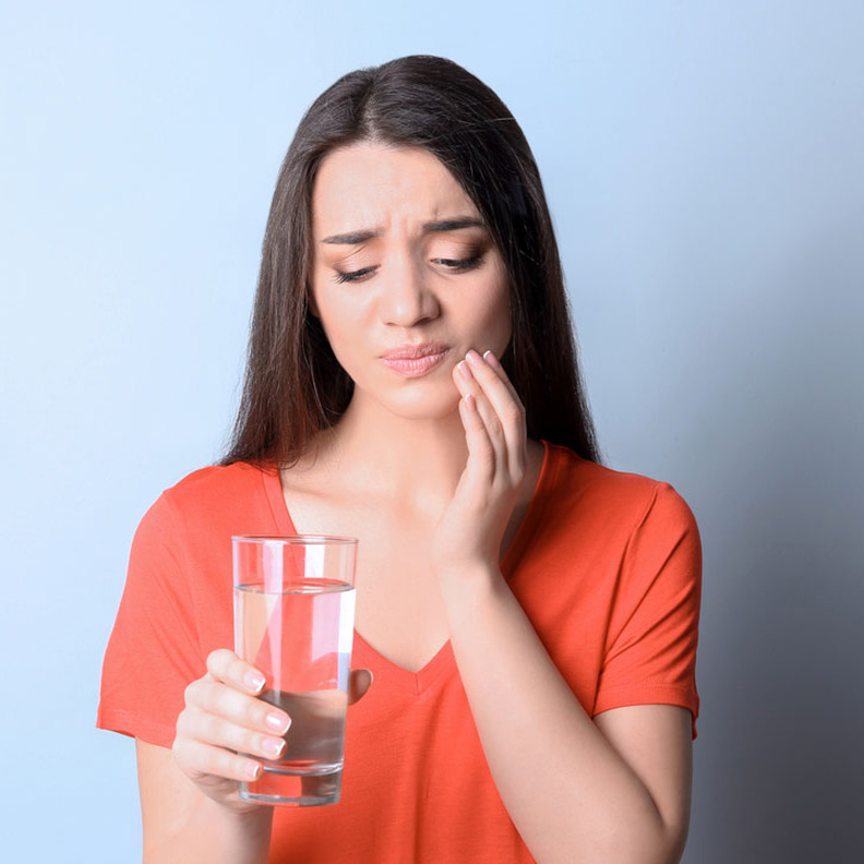  ألم الأسنان عند شرب الماء البارد دليل على حساسيتها