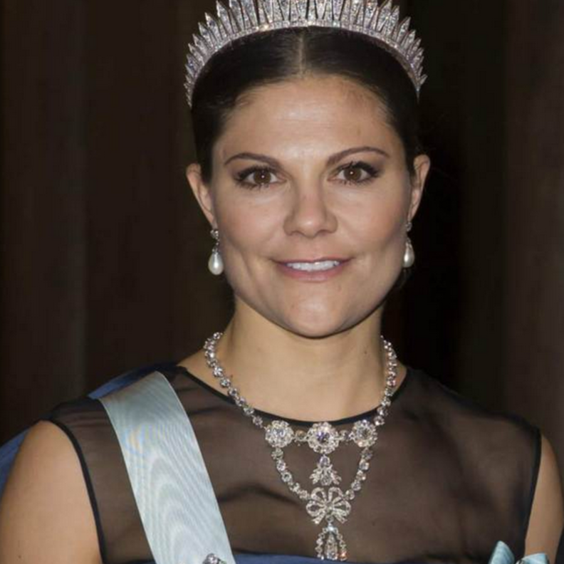 الملكة اليزابيث ترتدي بروش Queen Victoria's Bow Brooche