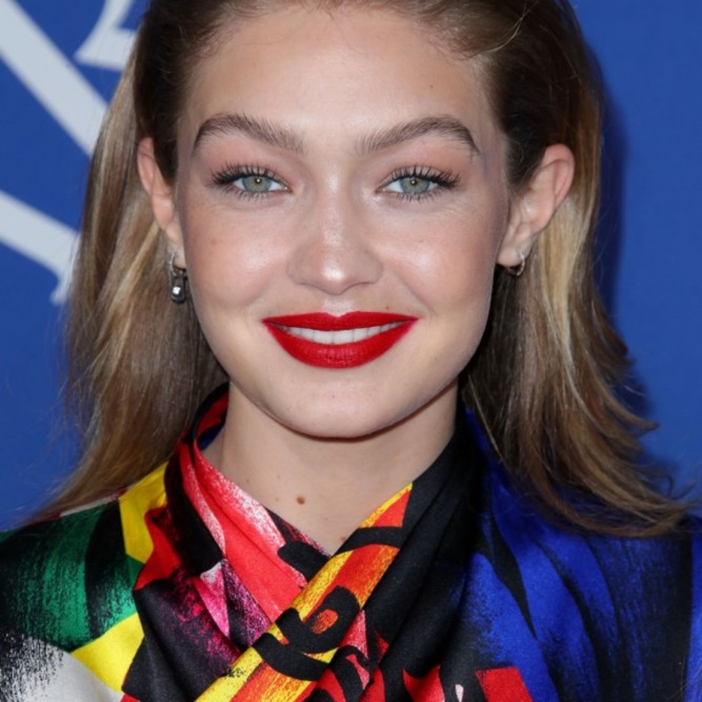 الروج باللون الاحمر موضة هذا الموسم باسلوب جيجي حديد