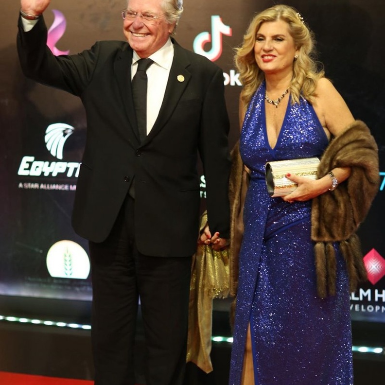  حسين فهمي يظهر مع زوجته السابعة في مهرجان القاهرة