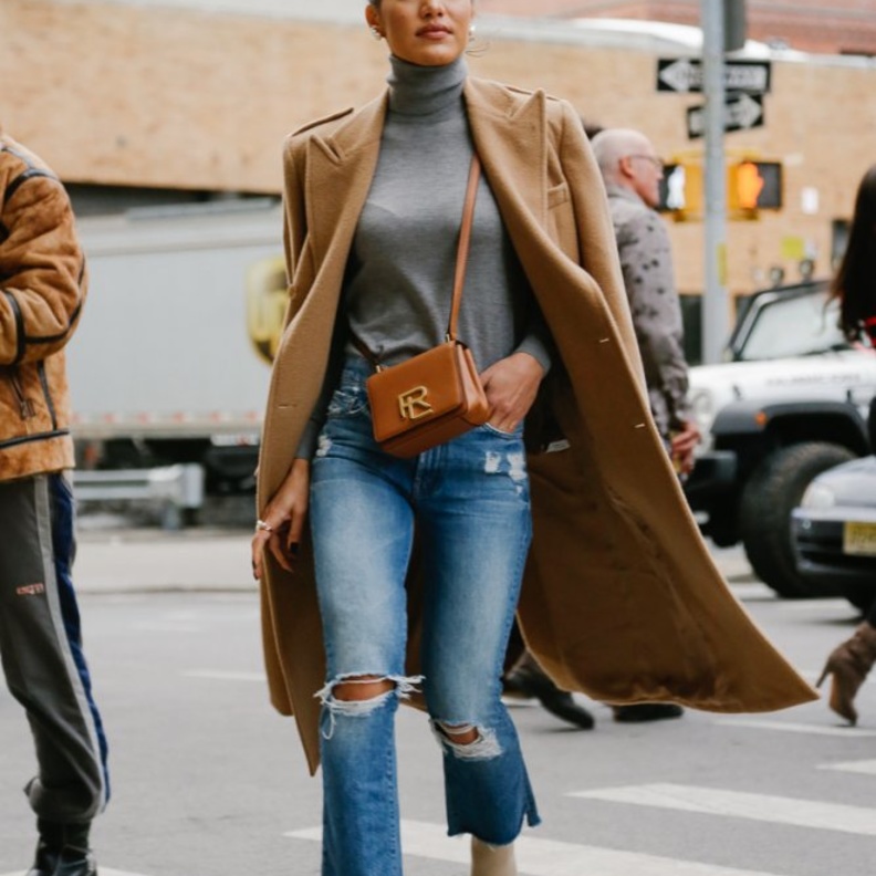 لمشوار شتوي صباحي اعتمدي الجينز مع معطف طويل أنيق