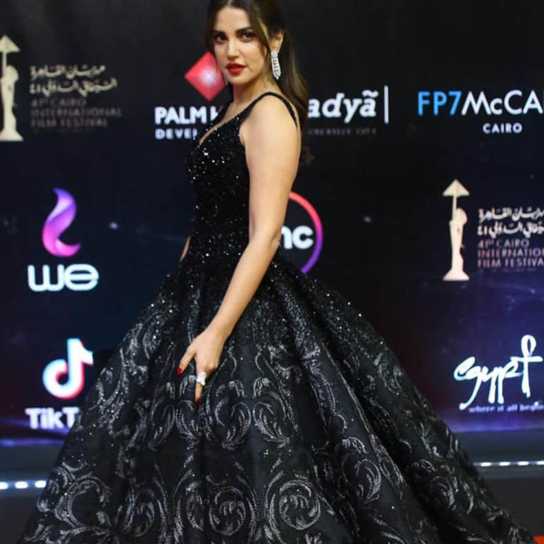 اطلالة رانيا يوسف بفستان اسود ضيق