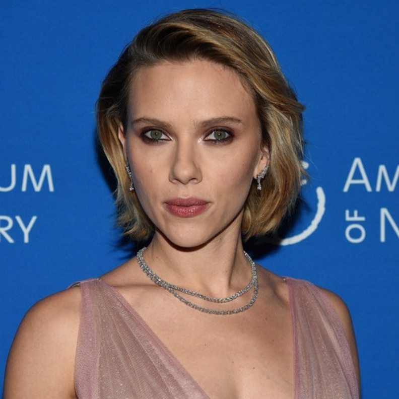 خاتم كبير وبارز من آنا هو Anna Hu من اختيار سكارليت جوهانسون