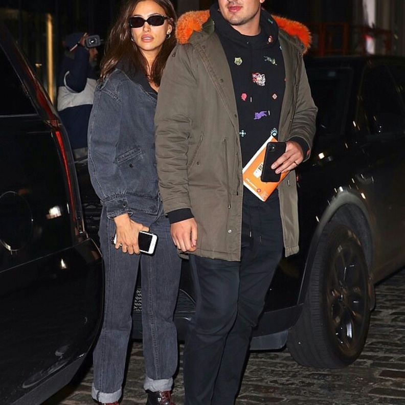 ايرينا شايك برفقة رجل غامض 