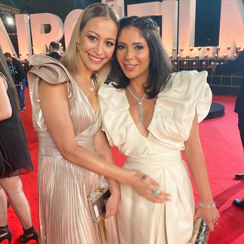 منة شلبي وضعت يدها على بطن منى زكي ما اثار الشكوك بحمل الأخيرة