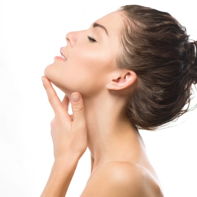 قومي بتمارين طبيعية لإزالة الذقن المزدوجة