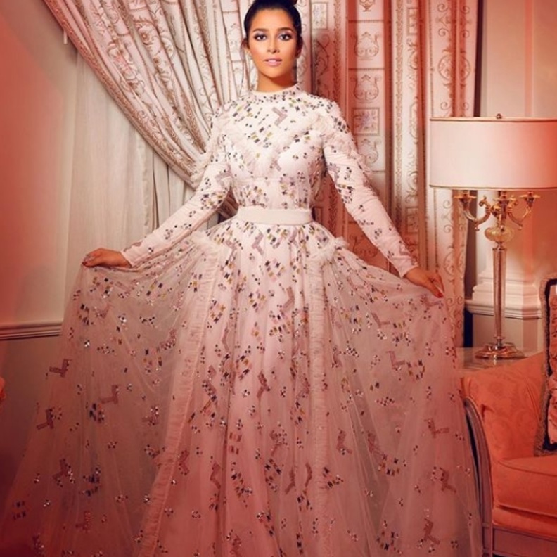 اطلالة عصرية من توقيع المصمم جان لوي صبجي