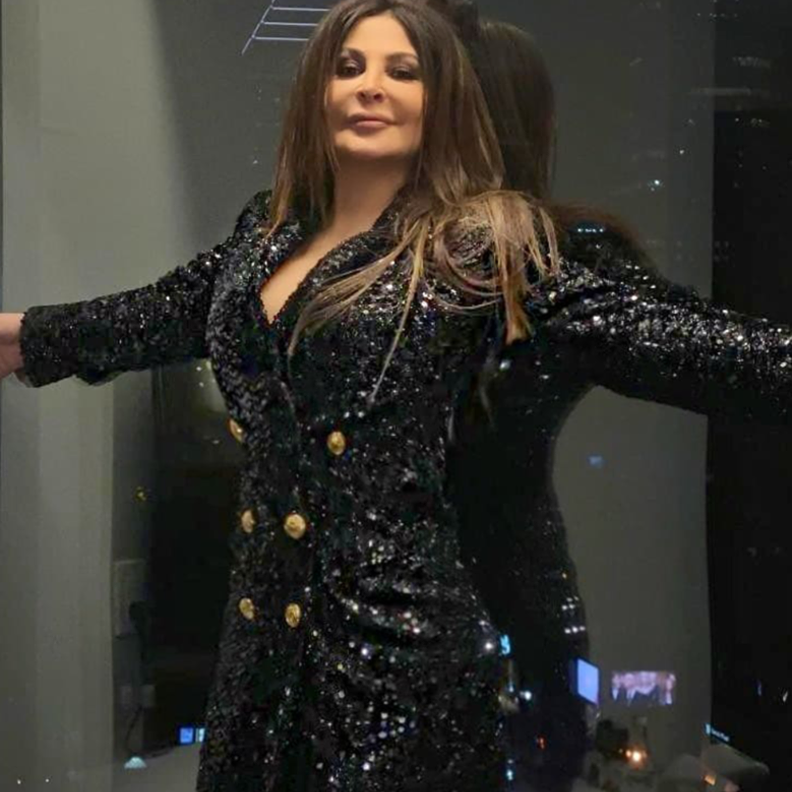 إطلالة ELIZABETH BANKS بفستان أسود مستقيم مع الفراغات الجانبية من دار Versace