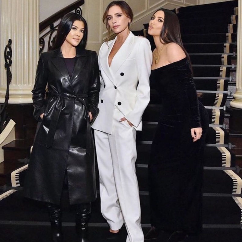 أطلت كيم كارداشيان بإطلالة ساحرة حملت توقيع فيرساتشي وديور