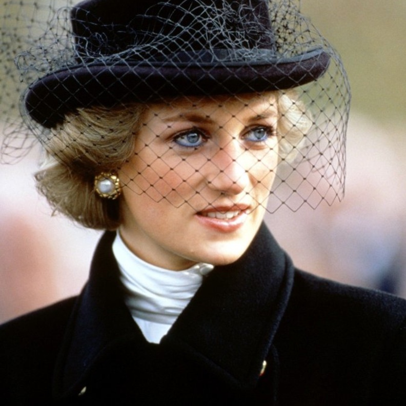 الدوقة كيت ميدلتون اختارت القبعات الشبك باللون الفوشيا