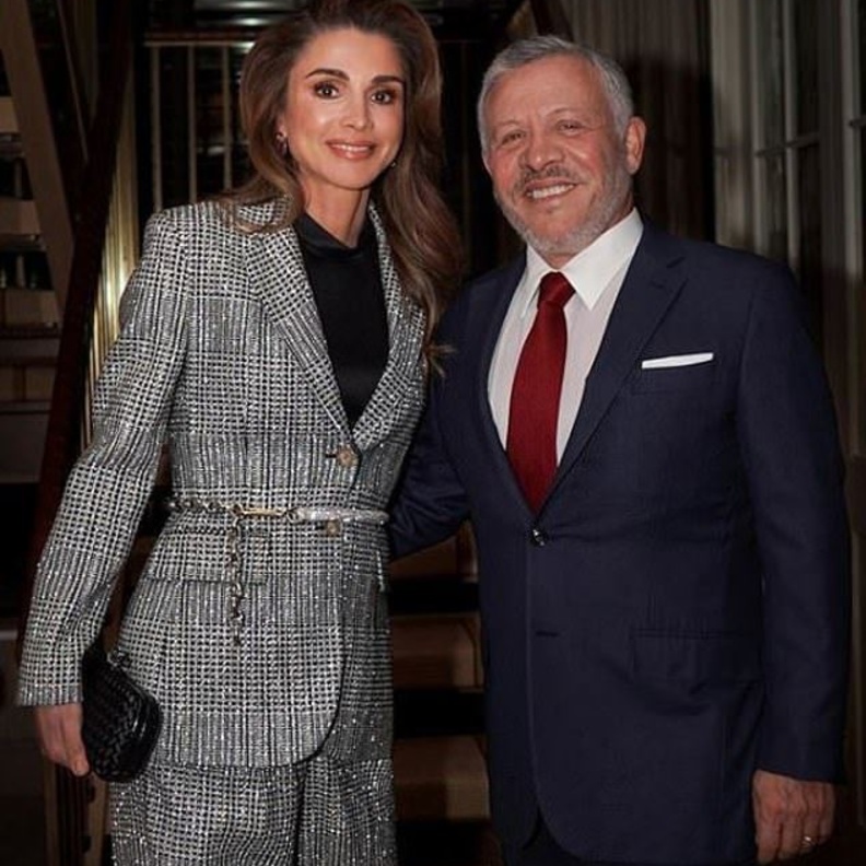  إكتفت بإختيار أقراط ناعمة لتزيّن بها اللوك الساحر