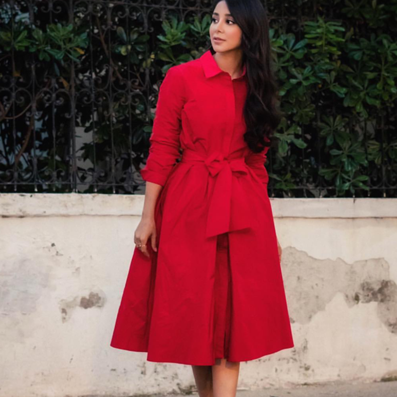 اطلالات شبابية بالفستان الاحمر على طريقة اسيل عمران