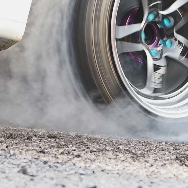 أضرار احتكاك السيارة بالرصيف على الإطارات