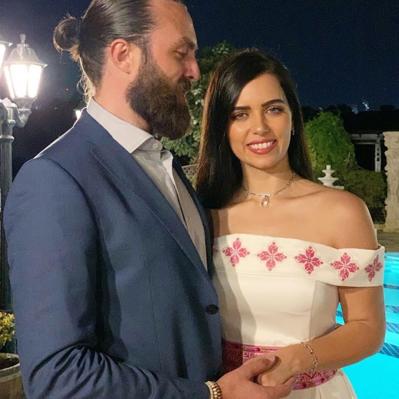 عزة زعرور مع خطيبها