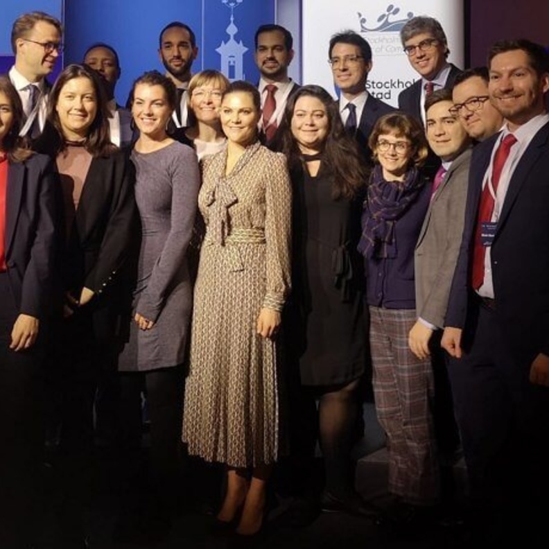 استقبال الأميرة فيكتوريا لحظة وصولها لمكان انعقاد اجتماع اللجنة الثلاثية عالم الاقتصاد الشهير والرئيس الأوروبي