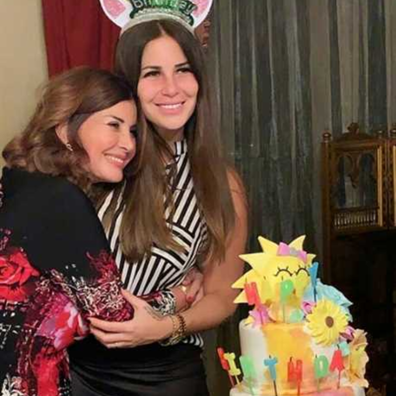 منة حسين فهمي تحتفل بعيد ميلادها بحضور والديها