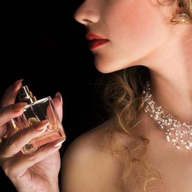 تعرفي على كيفية تثبيت رائحة العطر في الجسم