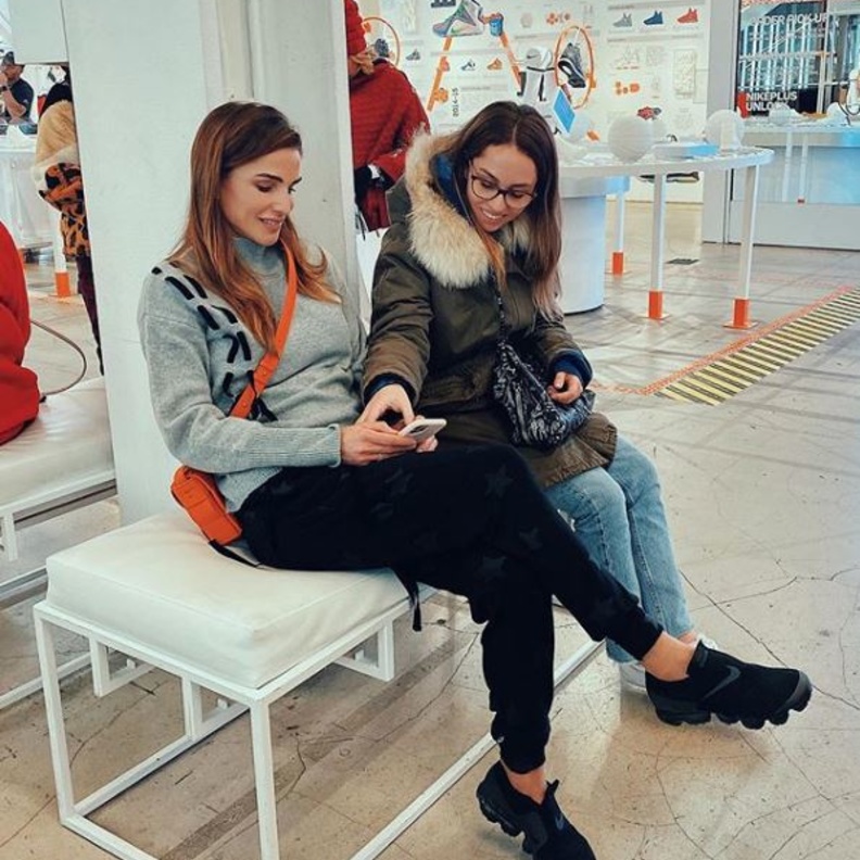 تألقت الملكة رانيا بكنزة رمادية اللون مع سروال اسود وحذاء رياضي عصري من ماركة Nike