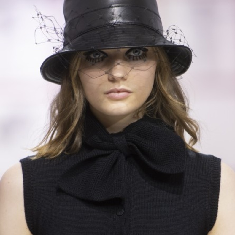 اكسسوارات شعر جلدية مع القبعات الجانبية من دار Balmain