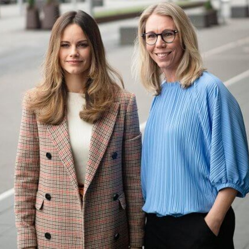 الأميرة صوفيا ظهرت في المؤتمر بإطلالة شتوية أنيقة وكانت ترتدي معطف طويل أنيق من ماركة 2ndDay