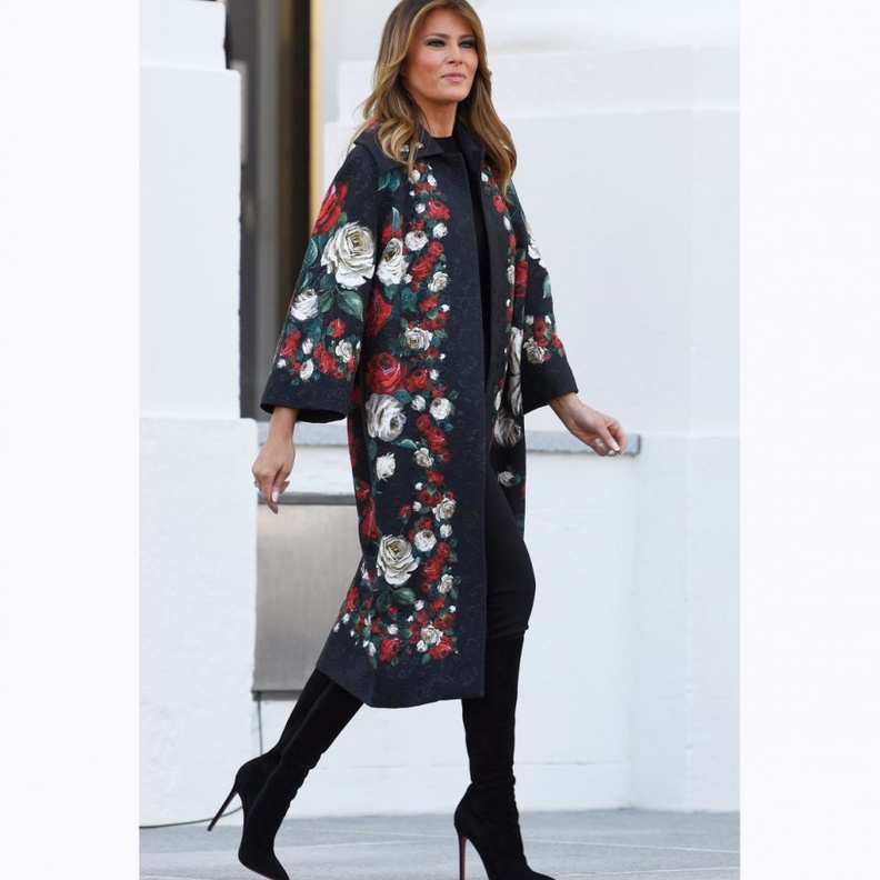 بدت ساحرة بمعطف برسمة الورود الملوّنة من تصميم دولتشي اند غابانا