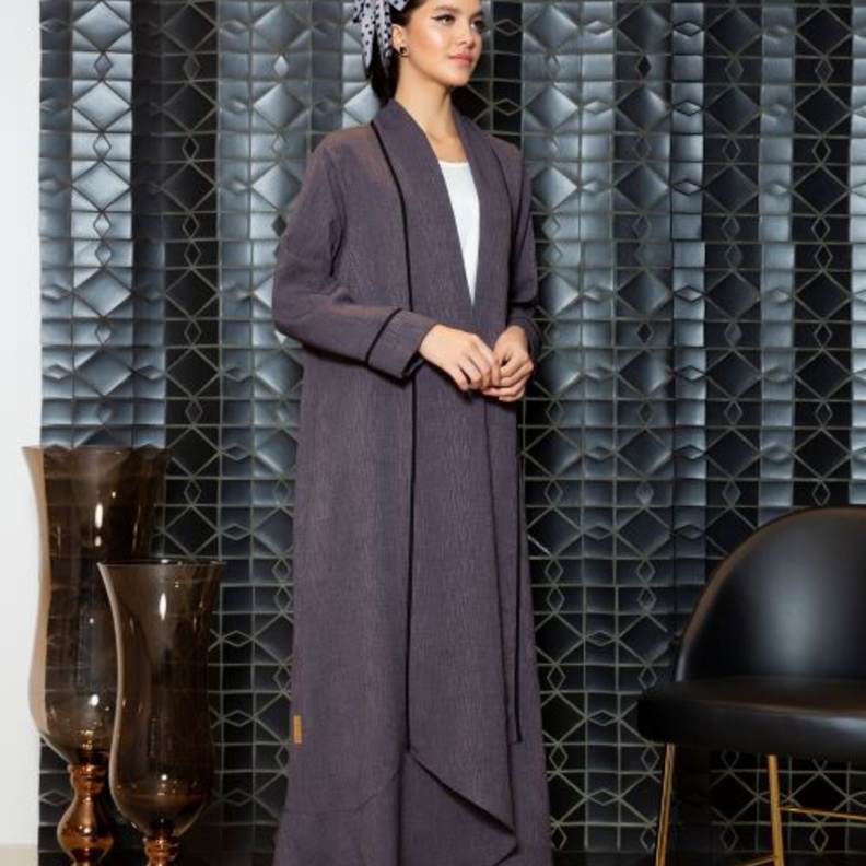 عباية شتوية بأسلوب راقي وبسيط من تصميم عفّة الدباغ
