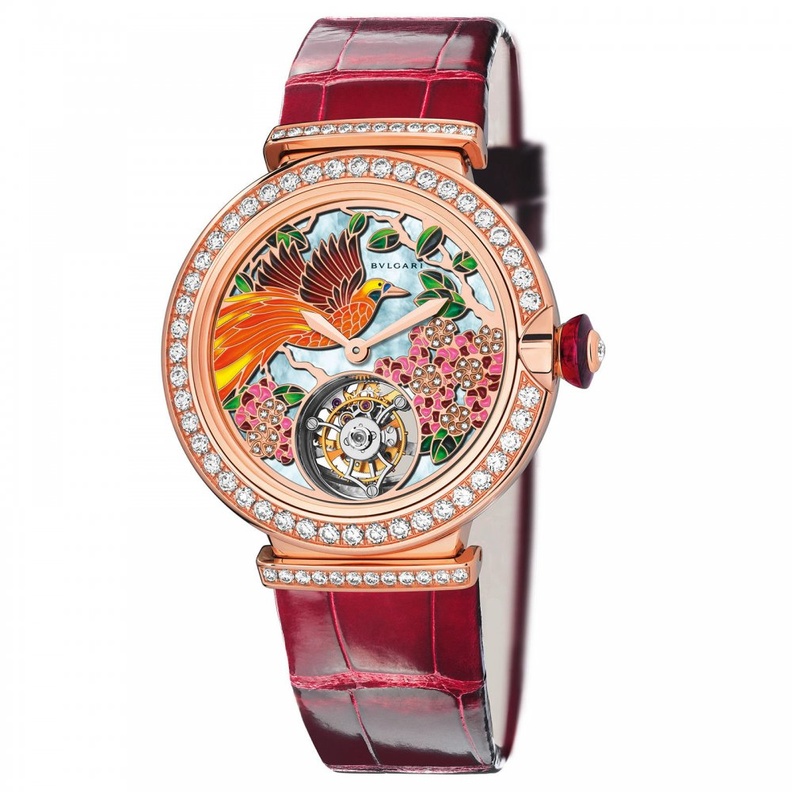 ساعة فخمة بسير جلد ومينا اخضر مزينة باحجار الروبي من Chaumet