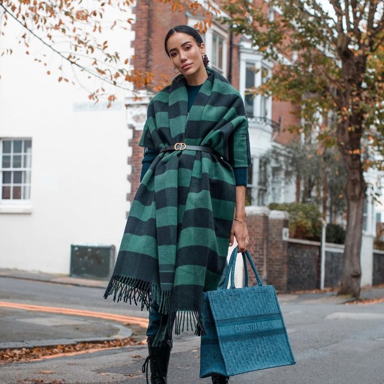 اختيار البلوفرات التي صممت بقطعة متصلة يتم تنسيقها مثل الشال