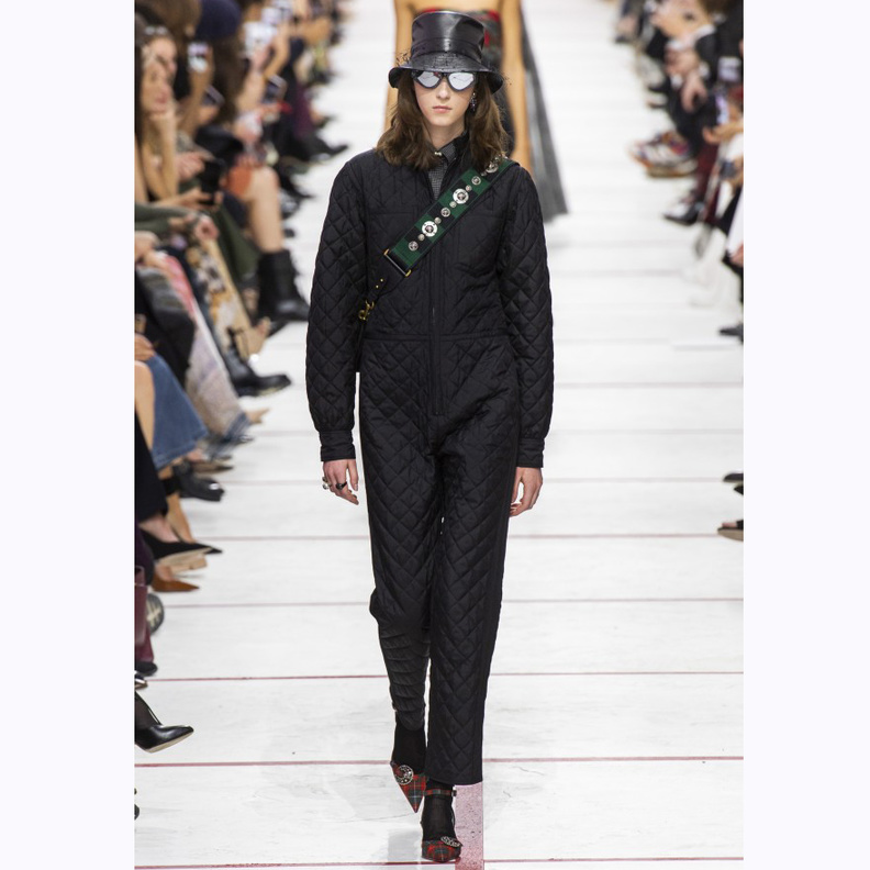 اضيفي المعطف ليمنحك مزيداً من الأناقة على طريقة دار اوسكار دي لارنتا