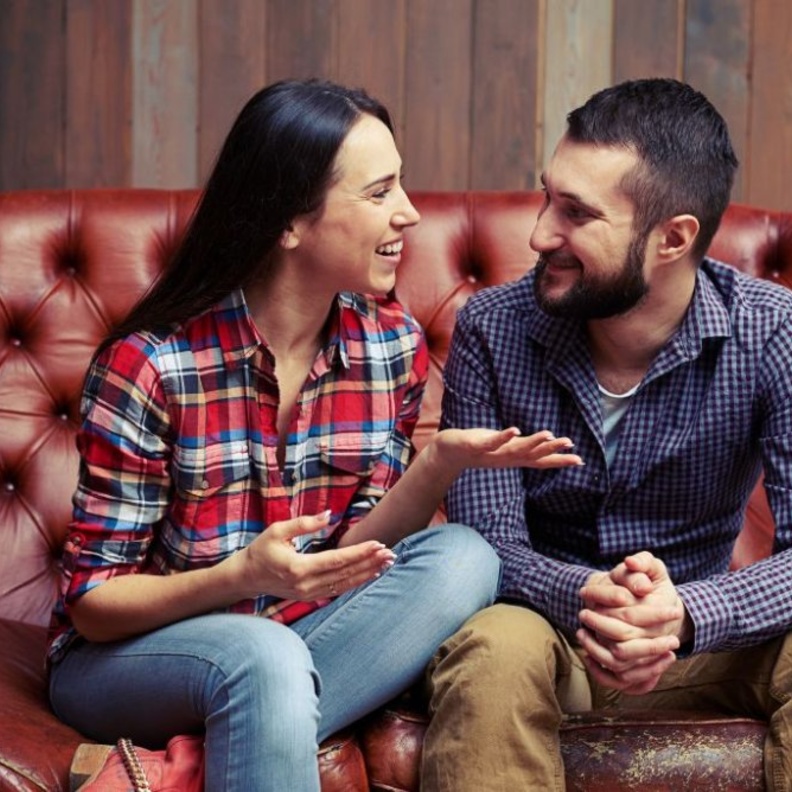 خطوات تعزّز الترابط بينك وبين زوجك - إبداء الاهتمام و الانصات الجد