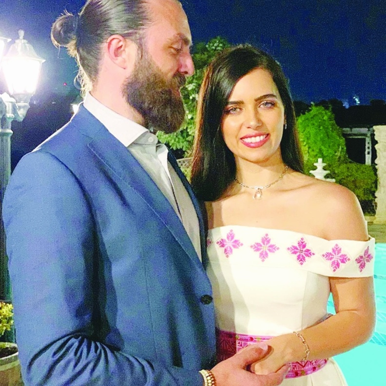 شوقت عزة زعرور متابعيها بخبر الخطوبة