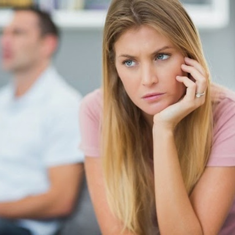 كيف تتعامل الزوجة مع الزوج البارد عاطفيا