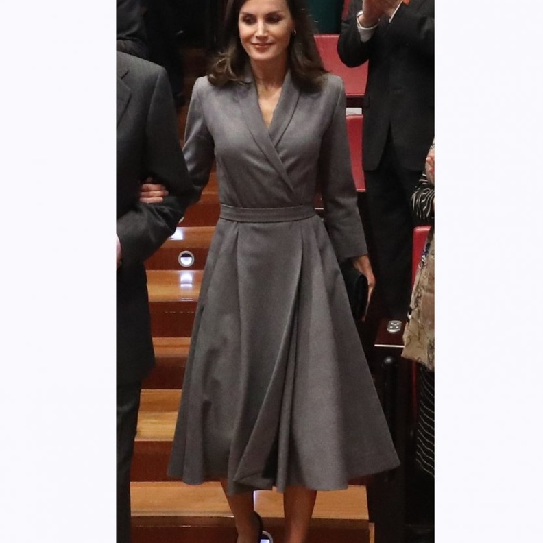 أكملت الملكة ليتيزيا اللوك بكلاتش كارولينا هيريرا وحذاء من Manolo Blahnik