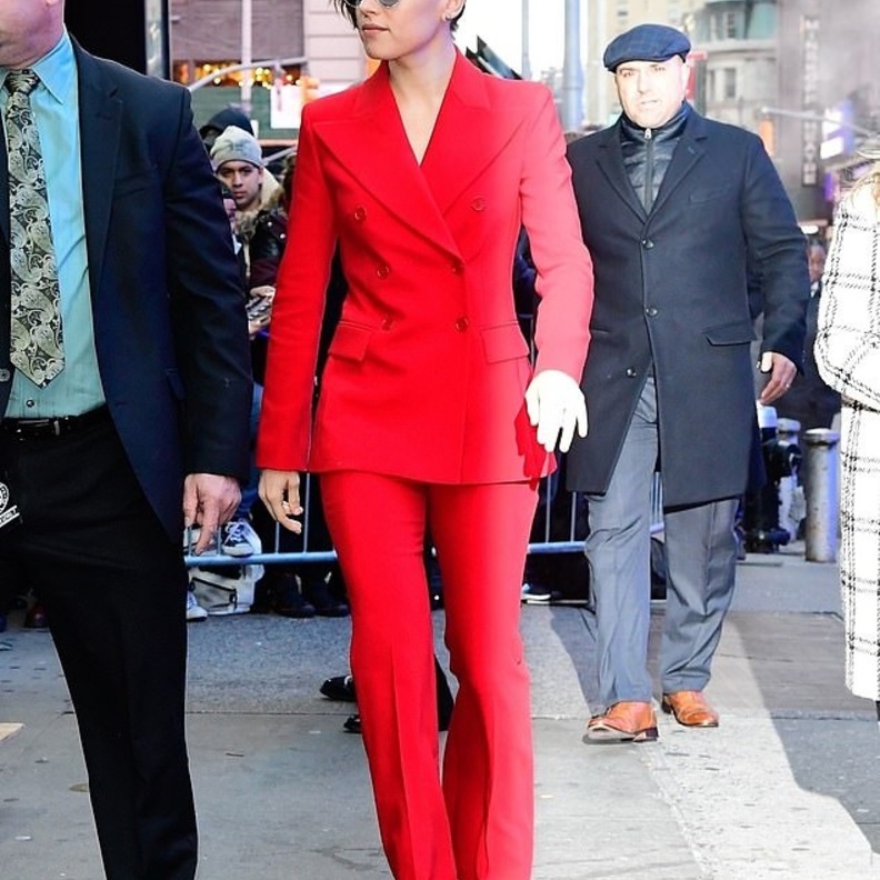 اتجهت الجميلة فيكتوريا بيكهام Victoria Beckham نحو اختيار البدلات الرسمية الواسعة والحمراء
