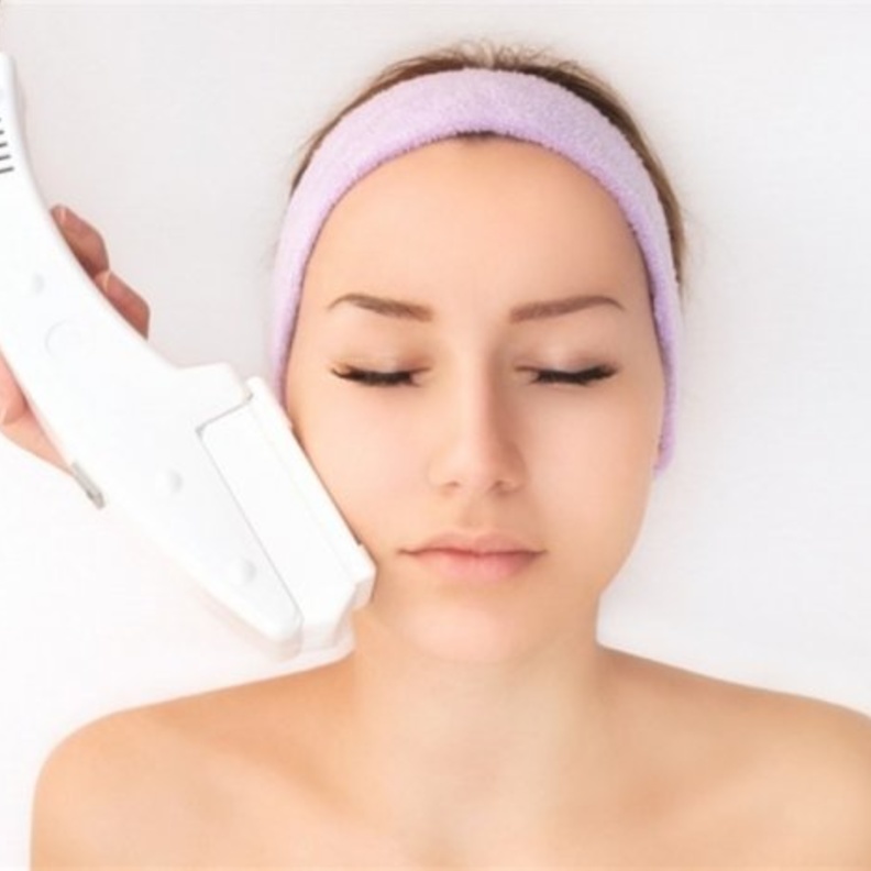 تعرفي على أنواع تقشير الوجه بالليزر