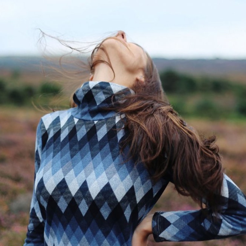  الاتكال على تمارين بسيطة يجنب المرأة السائقة التعرض لآلام الظهر والرقبة