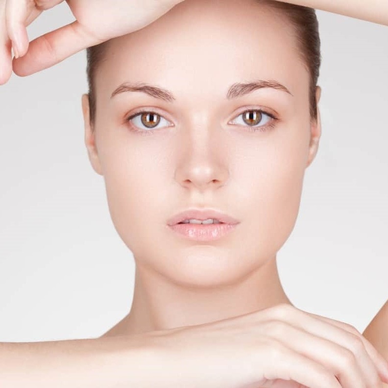 إفركي مسحوق الشبة على الوجه لشد البشرة