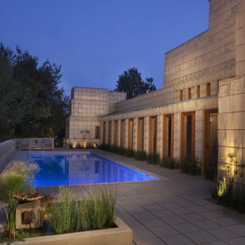 الفن والحرفية العالية في تصميم الحجارة في منزل Frank Lloyed Wright