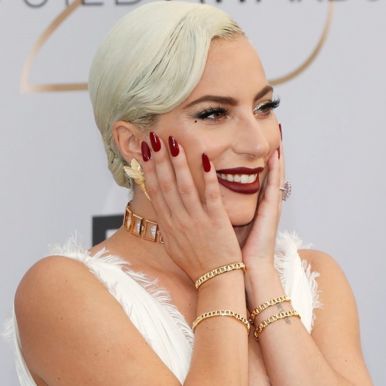 أجمل صور طلاء أظافر حمراء داكنة مستوحاة من اطلالات ليدي غاغا