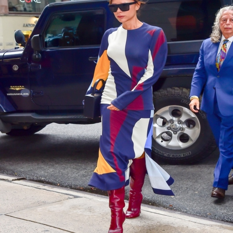 اعتمدت فيكتوريا بيكهام التنورة والحزمة بلون واحد